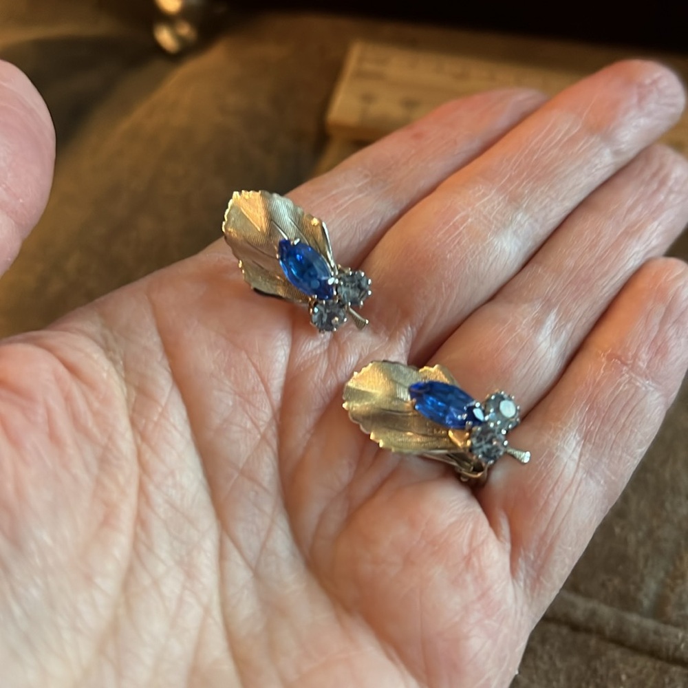 Vintage Floral Leaf Blue and Silver Clip On Earrings - Picture 3 of 5
